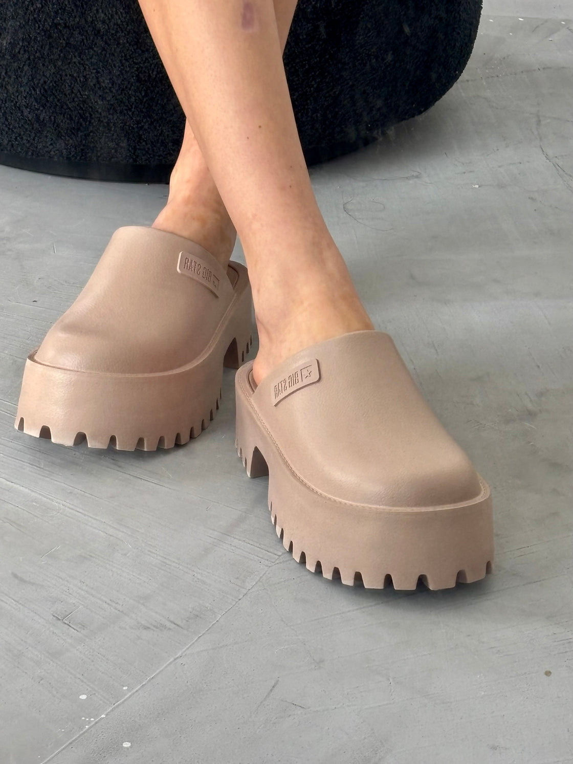 Sandał Klapki Model Big Star NN274016 Beige -