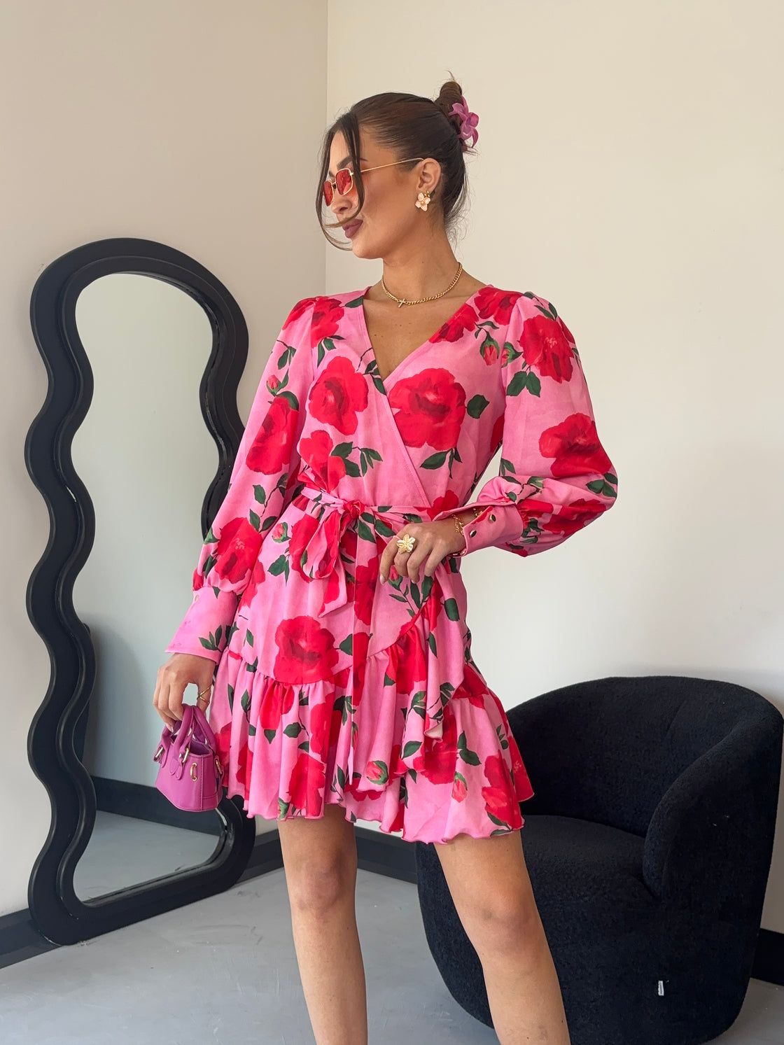Sukienka Model Anna krótka Red Flowers/Pink